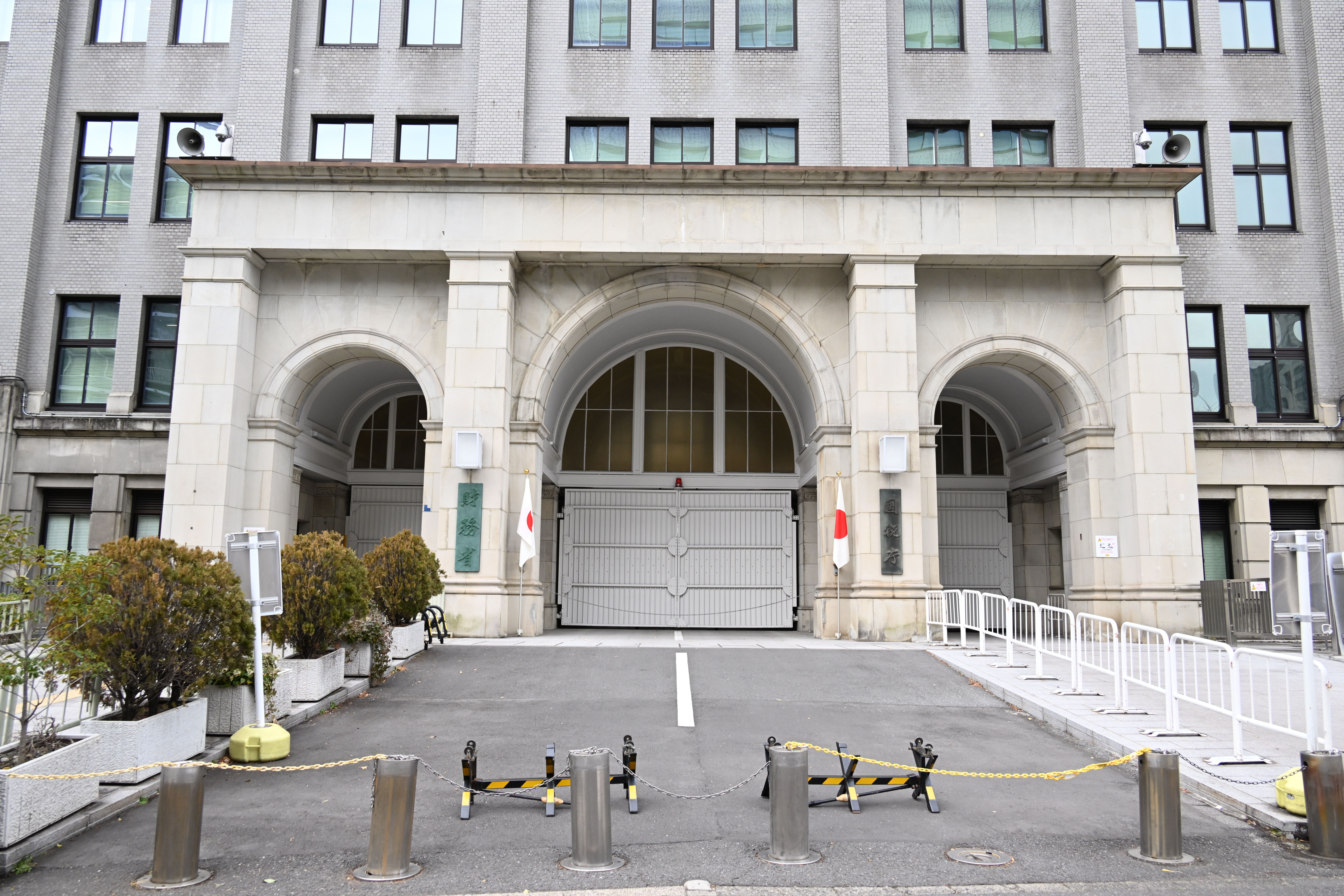 
<span>「自分たちだけがよければいいのか…」　高まる「免税廃止論」に元国税局長が指摘する意外な落とし穴とは</span>
