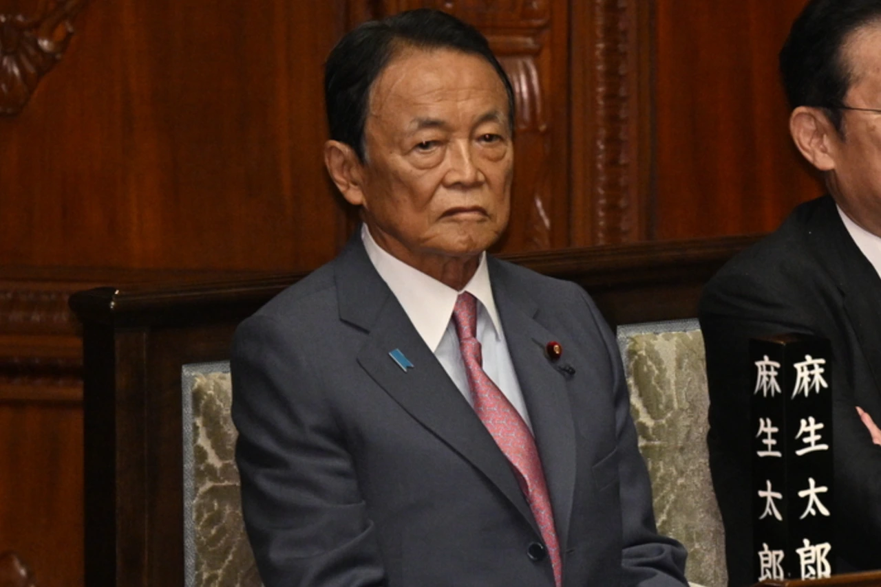 
<span>鈴木俊一幹事長留任の陰で自民党内に充満する「麻生一強」は重石か支配か</span>
