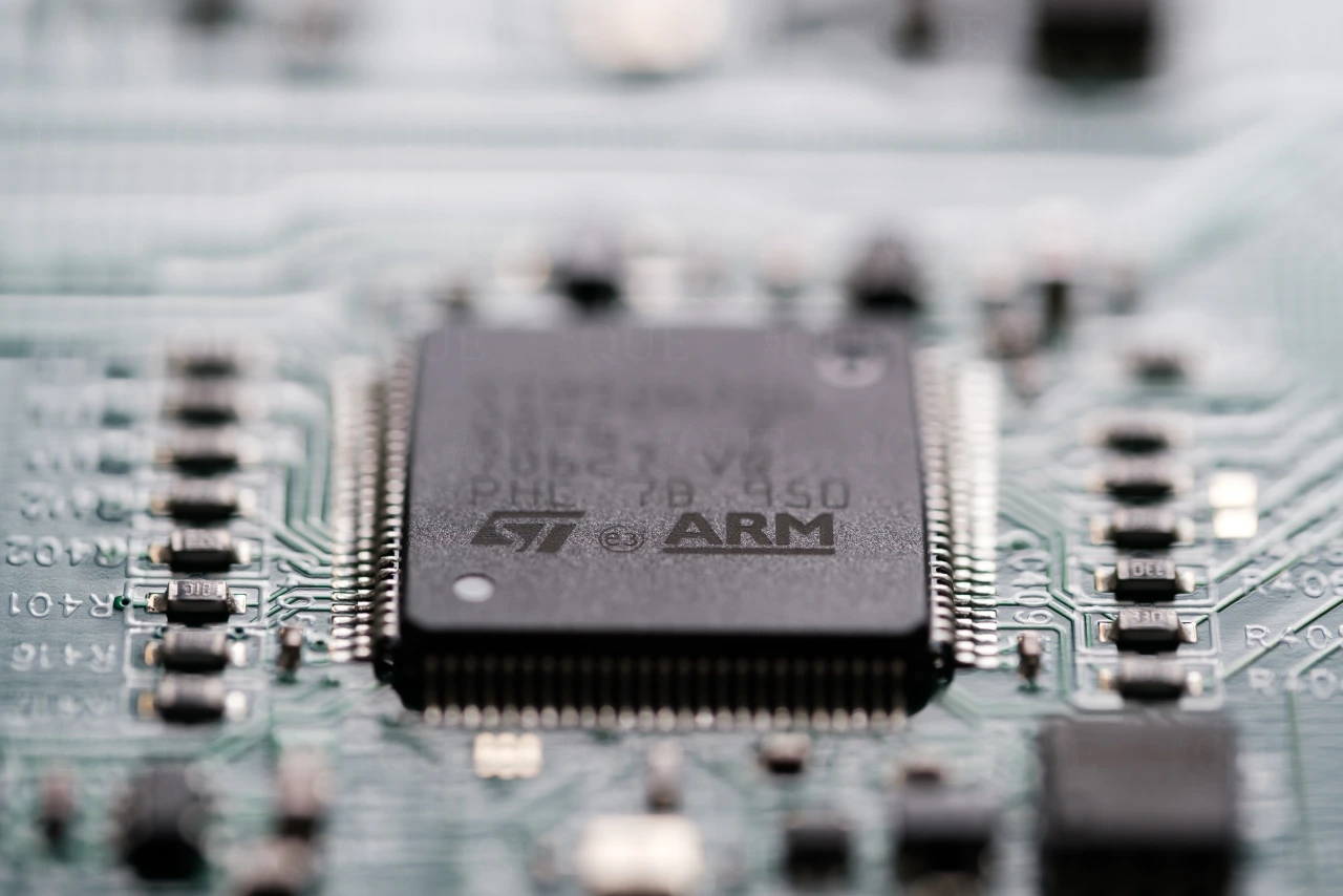 
<span>株価は最高値から10％以上も下落中で気になる「AI株」は砂上の楼閣なのか</span>

