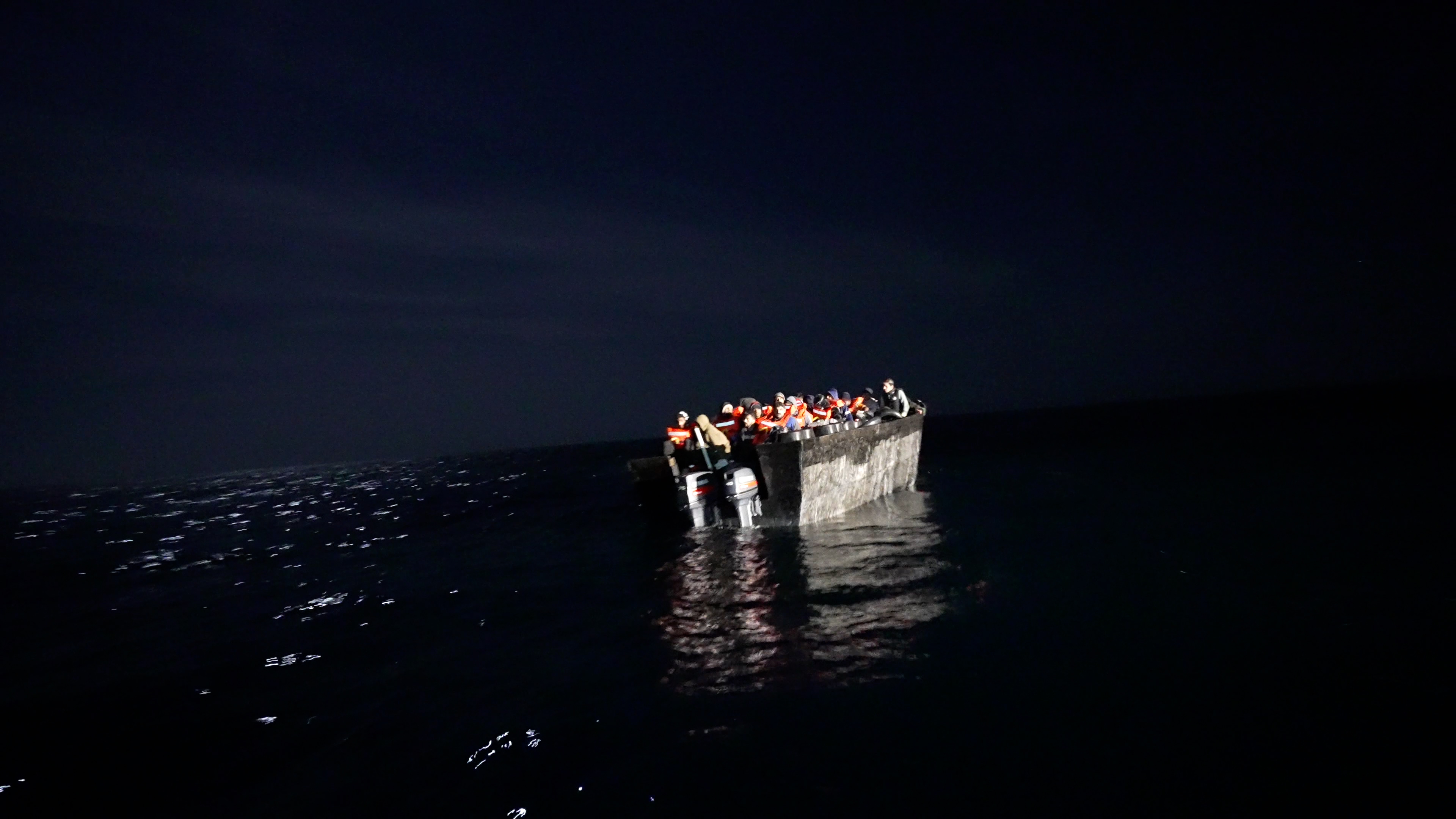 
<span>リビア沖から地中海を渡る難民・移民の「死のルート」密航最前線―—闇夜に見た木造船</span>
