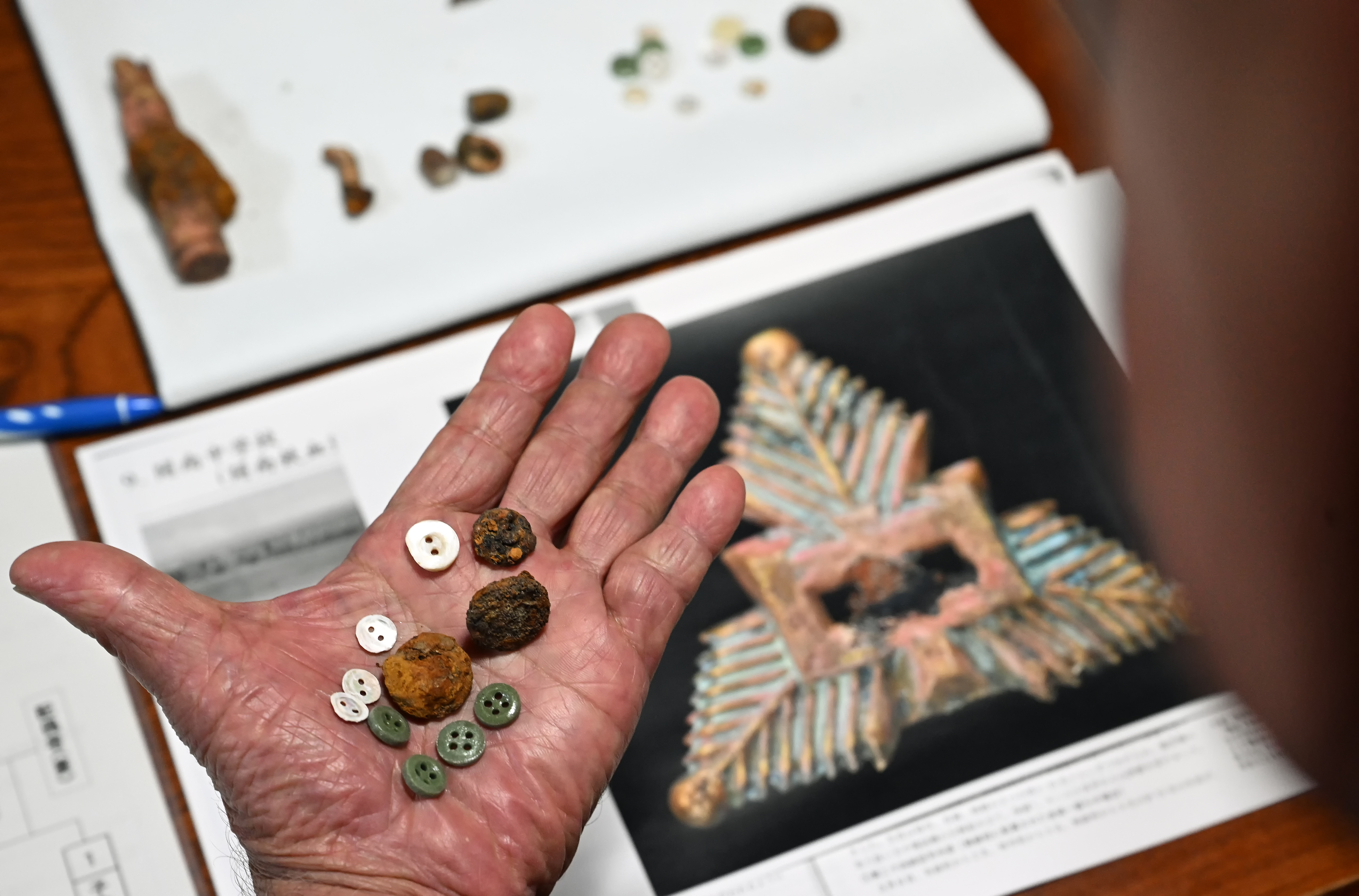 
<span>日本軍全滅の塹壕で見つかった旧制中学の帽章は誰のものか――「幻の学徒隊」を追う（後編）</span>
