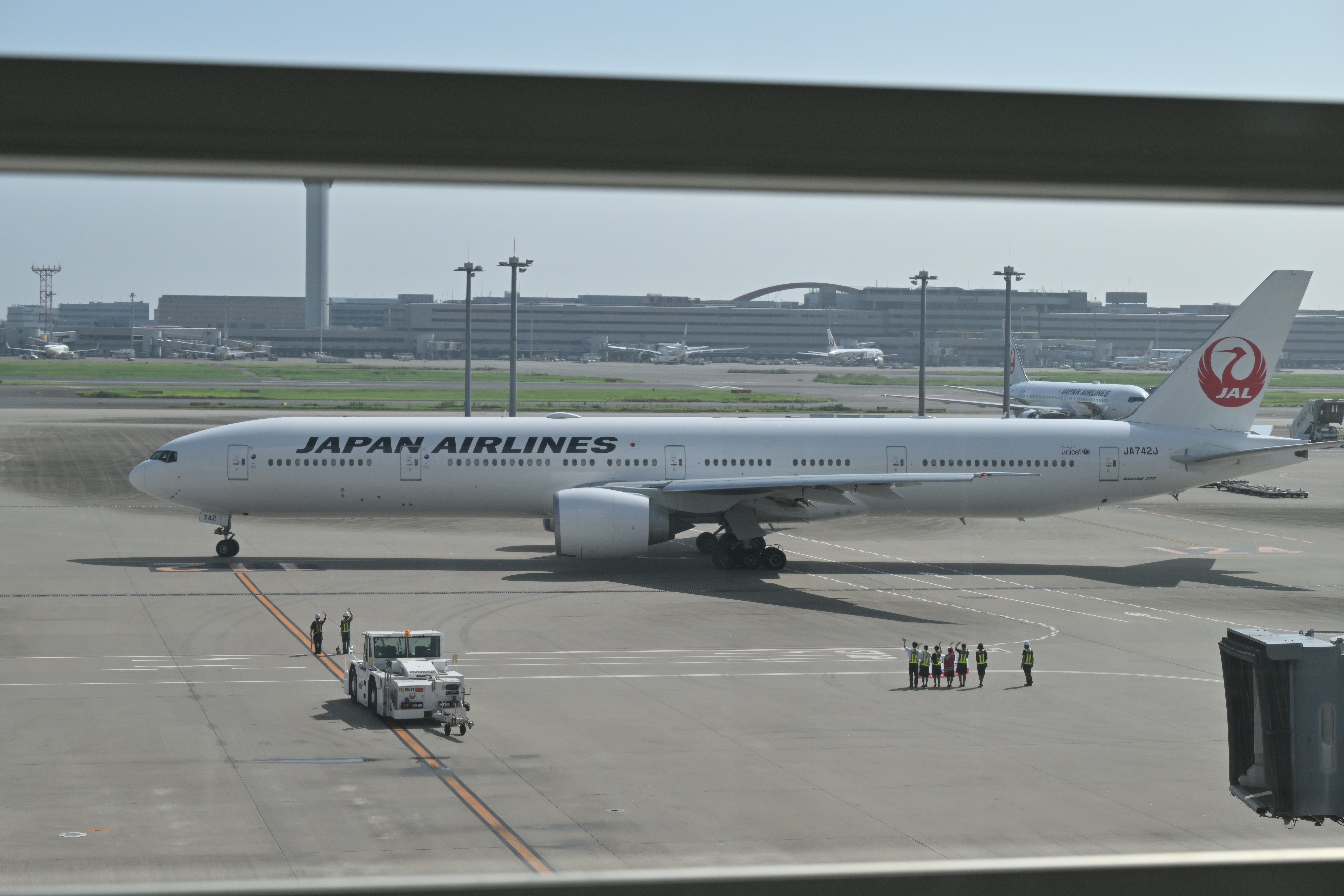 
<span>なぜ飛行機は定刻通り飛ばないのか――根深い空港の「特殊事情」に加えて航空会社の「甘え」も？</span>
