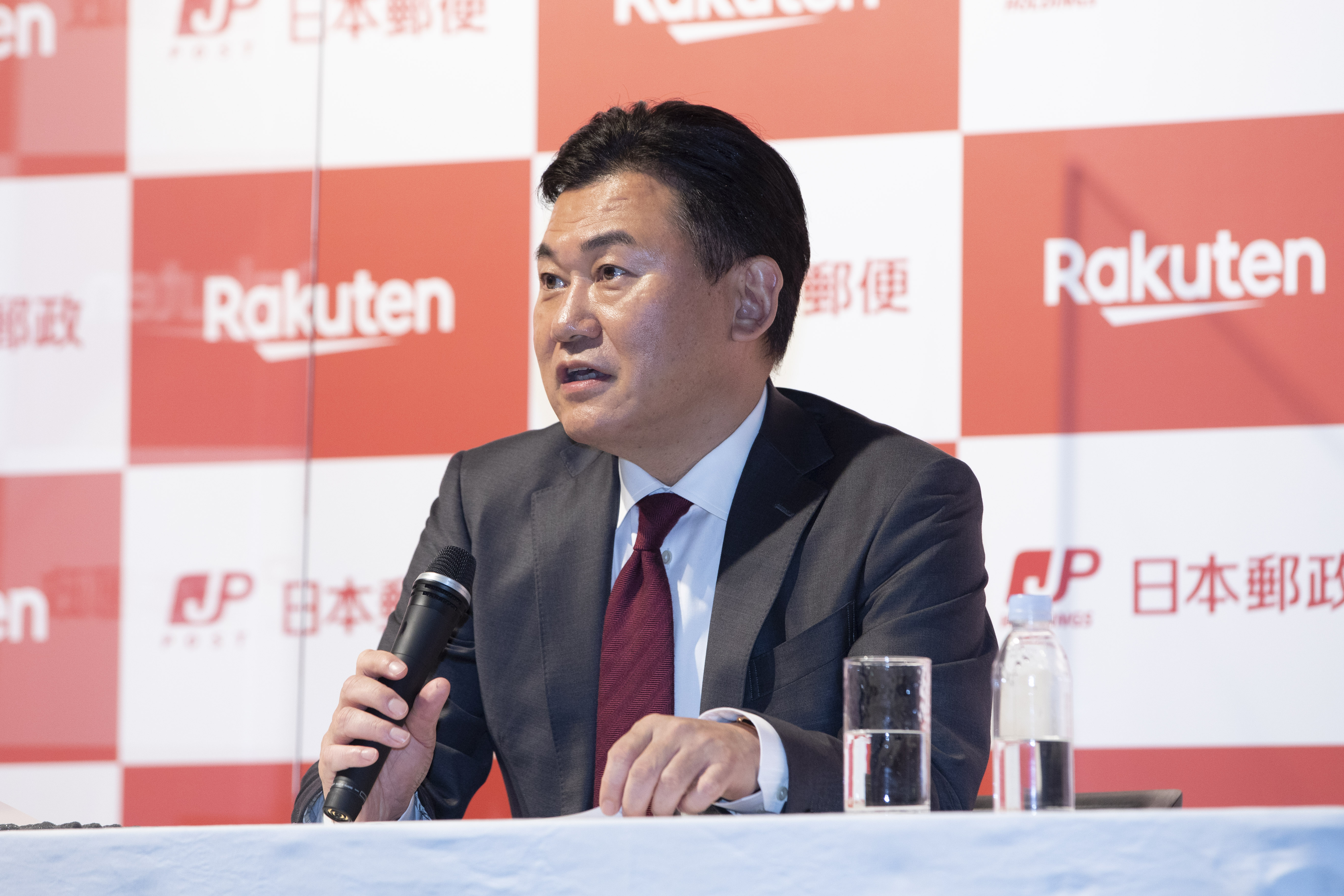 
<span>携帯大手に激震必至：2400億円調達した楽天の「歴史的提携」</span>
