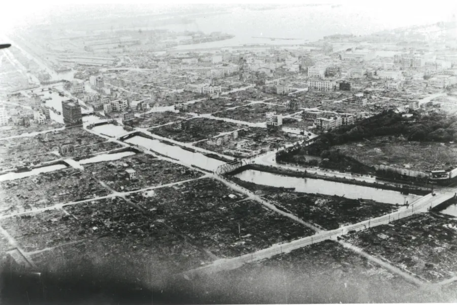 作家たちが戦後60年で寄せた「東京大空襲」証言録 | 新潮QUE（キュー