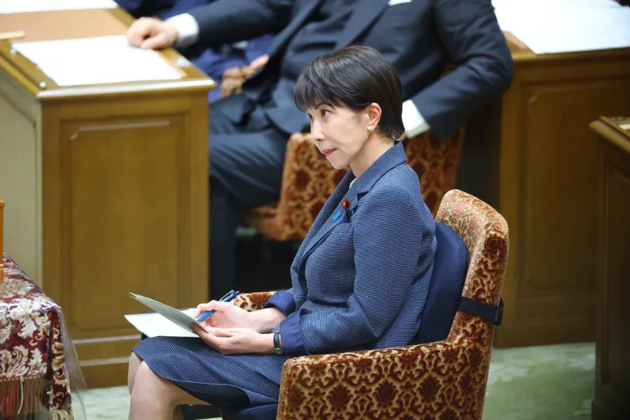 「カルビー白黒印刷は売名」発言の“犯人探し”が示唆する高市官邸の“異様な空気”