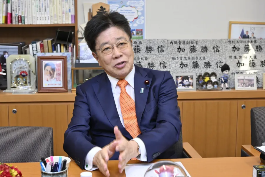 財務省は「消費減税」の敵なのか　「加藤勝信前財務相」が明かす“我が古巣”の組織論理