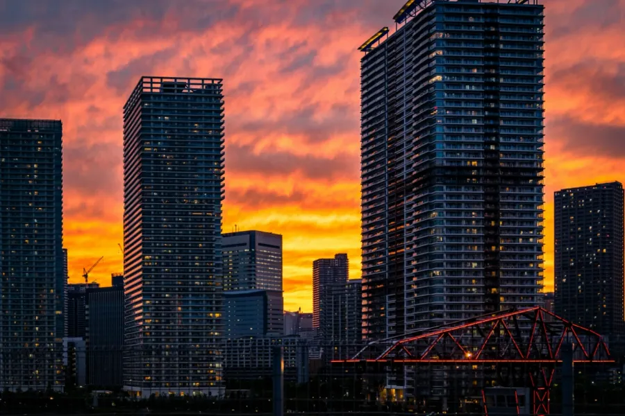 “買い時”なのか、それとも“罠”か——下落する都心マンション市場との「賢い向き合い方」