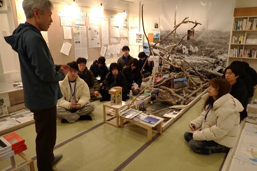 原発事故から15年、被災地へ7000人をガイド　いわき・温泉宿主人に大学生が学ぶ「終わらない現実」