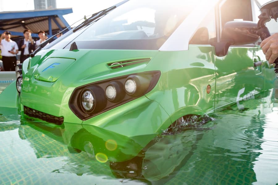 水害多発のタイで攻勢、「FOMM ONE」は水上移動できる超小型EV