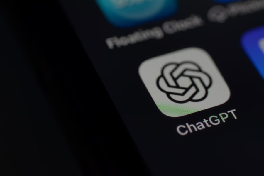 自殺した米国人青年は何故「ChatGPT」を“友人”と誤認したのか