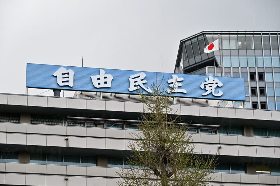 武器は通称“電話帳”　経済界を牛耳る「自民党税調」の研究
