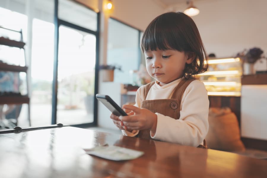 なぜ「ジョブズ」や「ゲイツ」は、わが子にスマホを持たせなかったのか